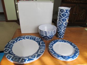 BRAND NEW Melamine 16 Piece Dinnerware Dish Set for 4 - Pretty Blue & White Geometic