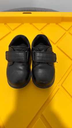 Children place toddler shoes #6