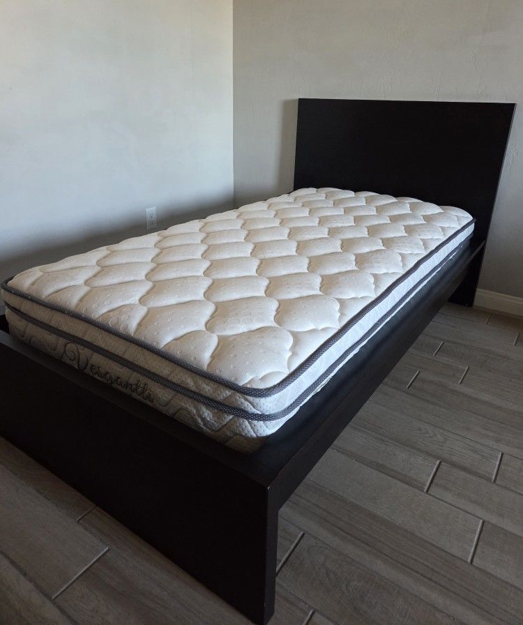 Twin Bed, in great condition. 

Twin Platform bed frame with mattress.

$235