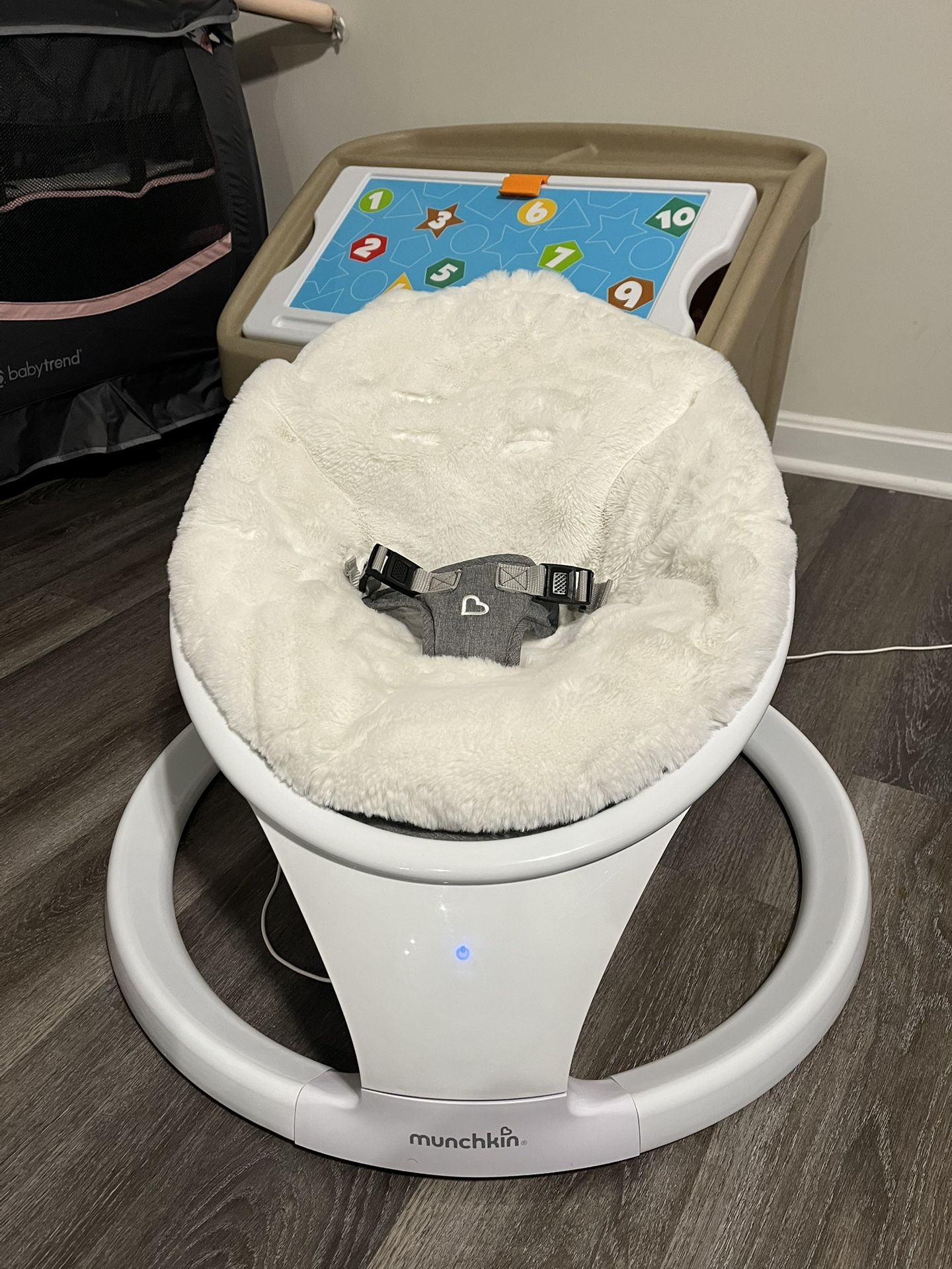 All Set: Munchkin Baby Swing , White Faux Fur seat cover & Travel Carrying Case