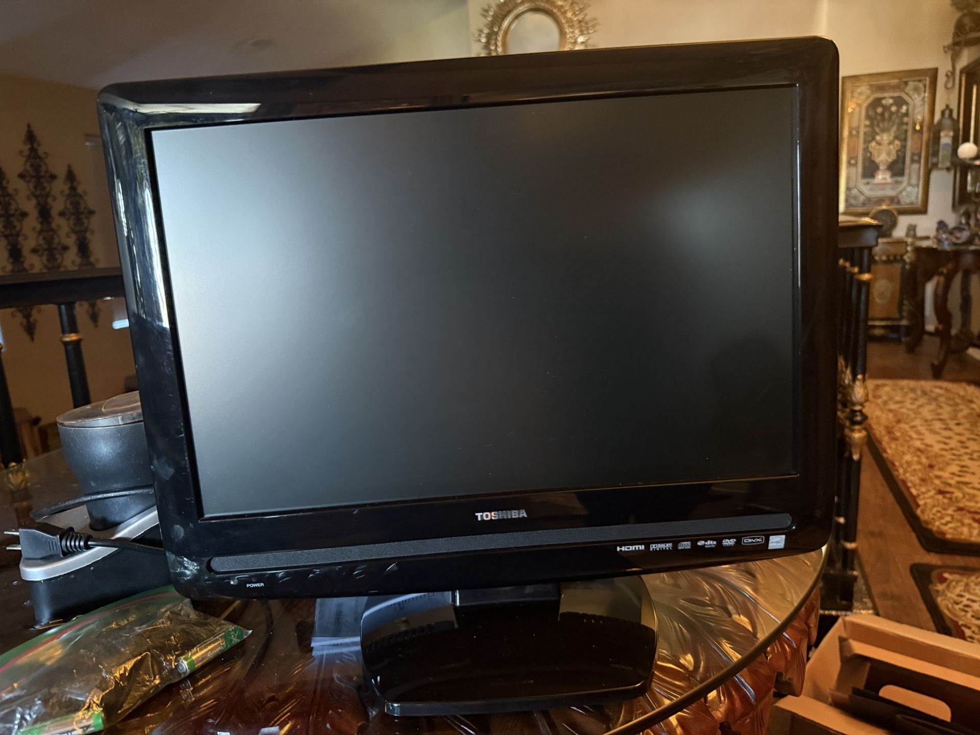 Toshiba 19" HD TV DVD Combo Player 19LV505 HDMI VGA Gaming w/Remote