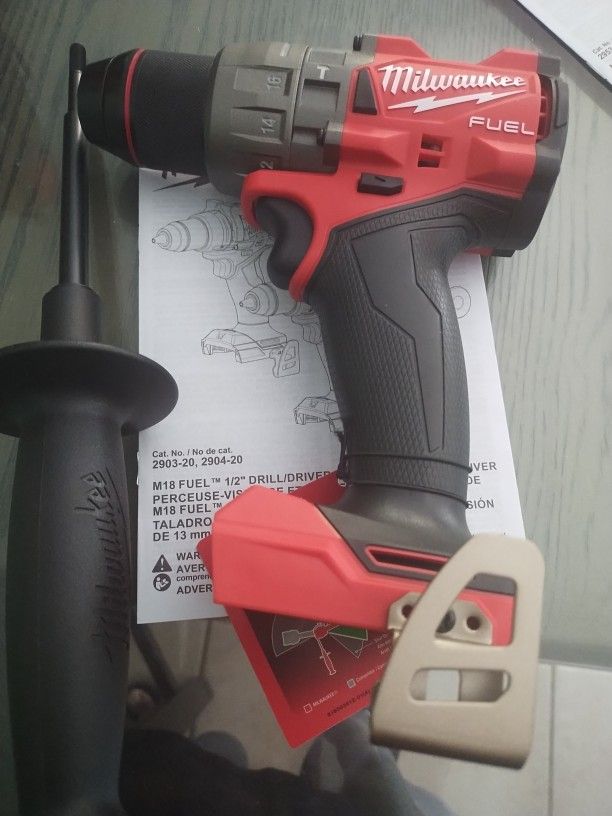 MILWAUKEE M18 1/2 HAMMER DRILL