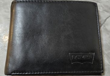 Levi's Men's Black Leather Bifold Wallet Embossed Logo Classic Casual Pocket