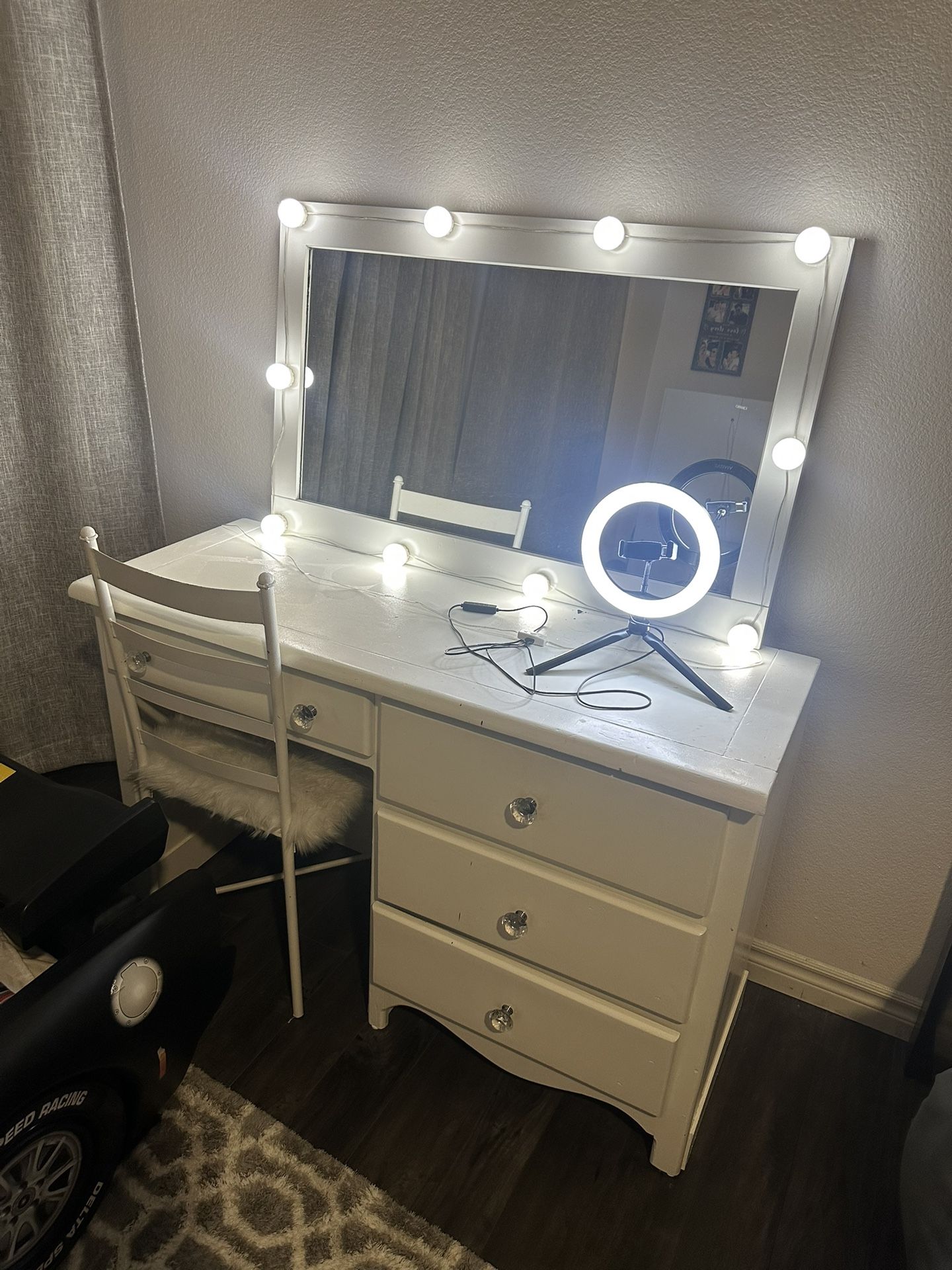 Makeup vanity With Chair