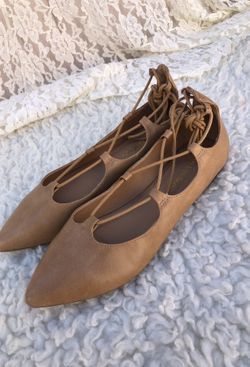 NEW nude lace pointy flats
