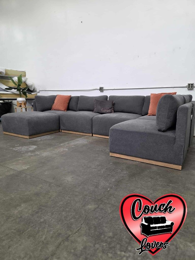 6pc Sectional Couch- Free Delivery‼️