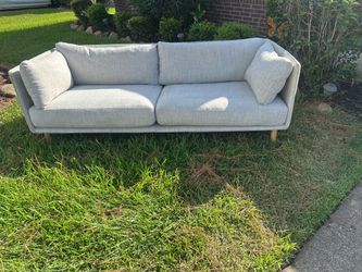 CRATE&BARREL 82.5ʺW x 36.0ʺD x 28.5ʺH LIGHT GREY SOFA/COUCH(MINIMAL STAINS ON ARMS) SMOKE/PET FREE(NEED GONE) PICK UP AT 16800 Amy Ridge 77053