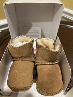 NIB Minnetonka Baby Booties