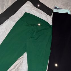 Lululemon Sizes 12.  $35 Each Longs. , Largos En Excellent Condition 