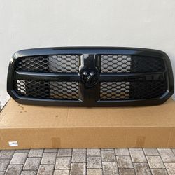 2013-2018 DODGE RAM 1500 GRILLE ASSEMBLY - OEM FRONT - Black 