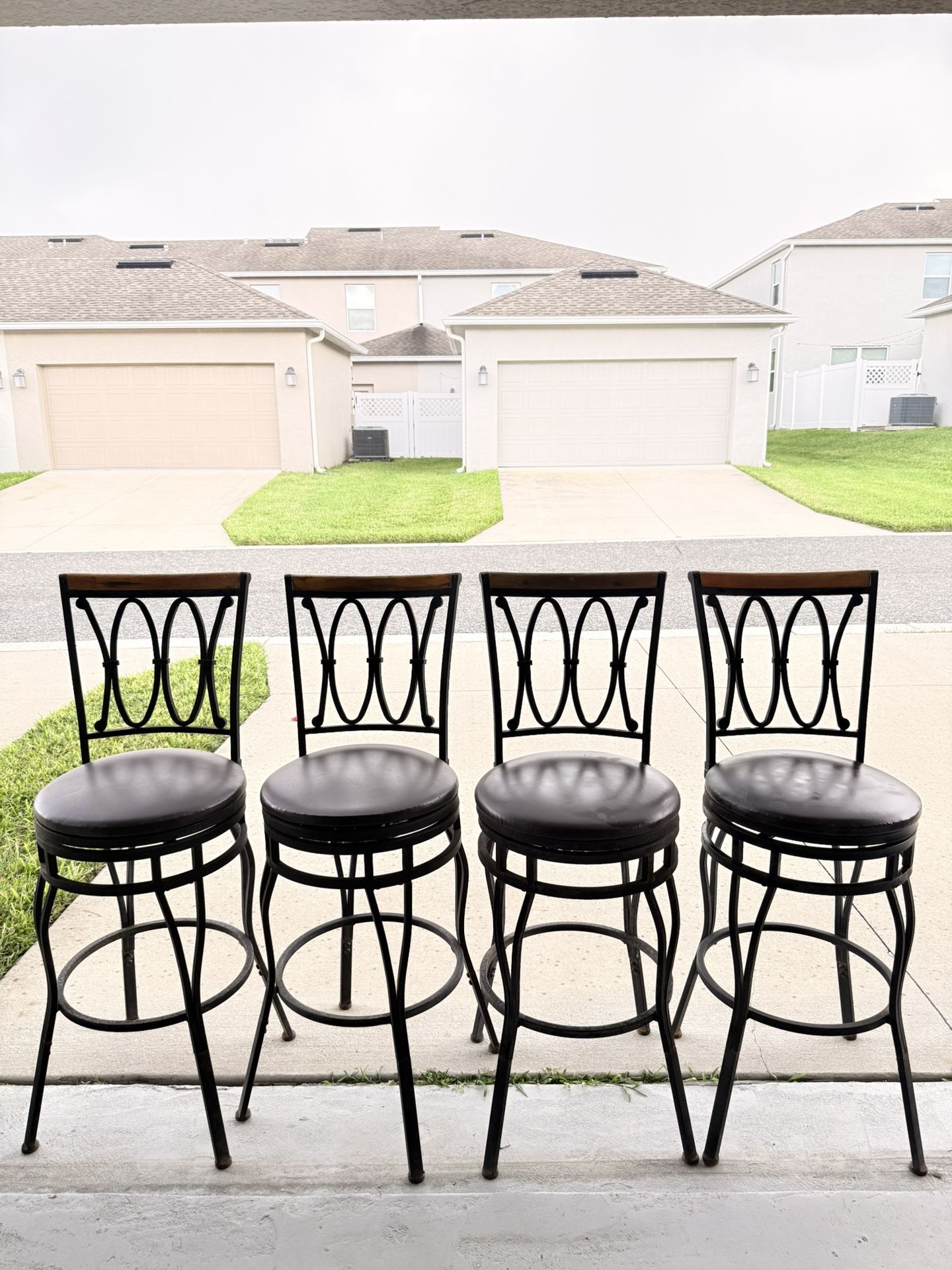 Selling 4 swivel stools.