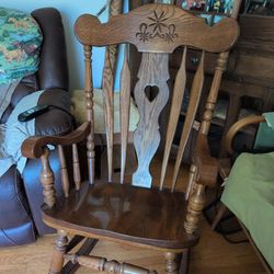 Like New Large Solid oak Rocking Chair by VIRGINIA HOUSE Furniture With Pad..Like New!Kent,Oh