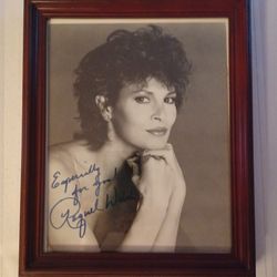 Raquel Welsh Signed Foto 8 X10 Inches Framed