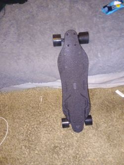 Electric Skateboard with Black Wheels
