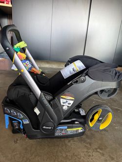 🚨Doona travel stroller + three bases