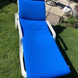 Grosfillex Adjustable Chaise Sun Bed White Pool Lounger With New Sunbrella Cobalt Blue Cushion Excellent Condition