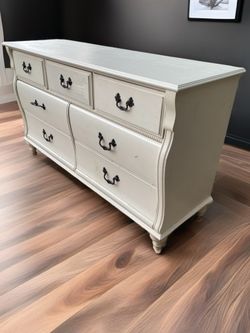 OFF WHITE VINTAGE DRESSER