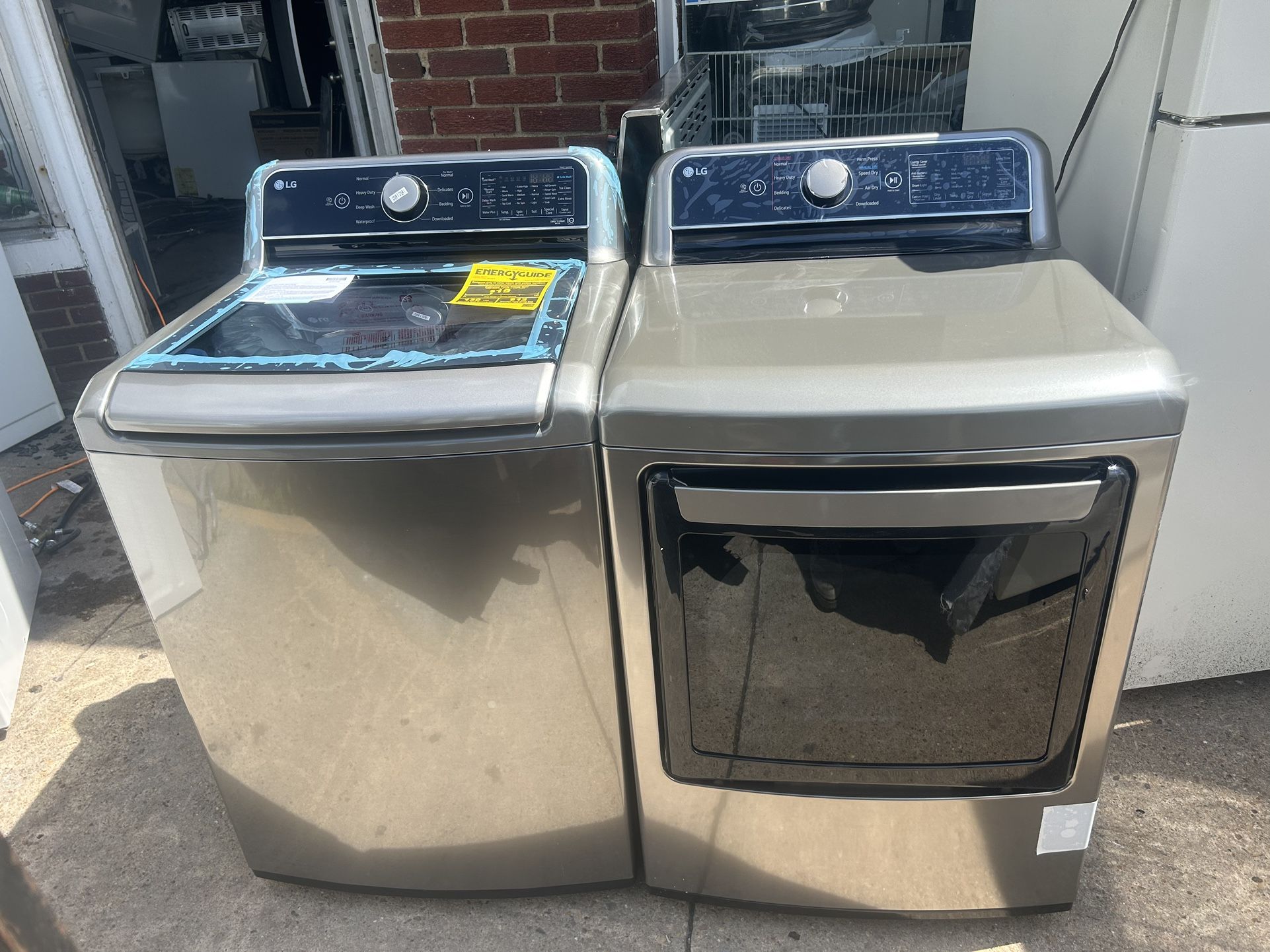 BRAND NEW NEVER USED LG GREY WASHER DRYER SET.$1000 delivered installed.$950 picked up.1year warranty 