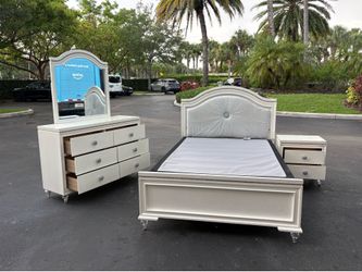 Bedroom Set Full Size Solid Wood White Color In Excellent Condition by Furniture