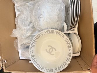 86-Piece Fine Porcelain Dinnerware Set – Chanel – New