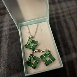 Beautiful Emerald Style Necklace And Earrings Set