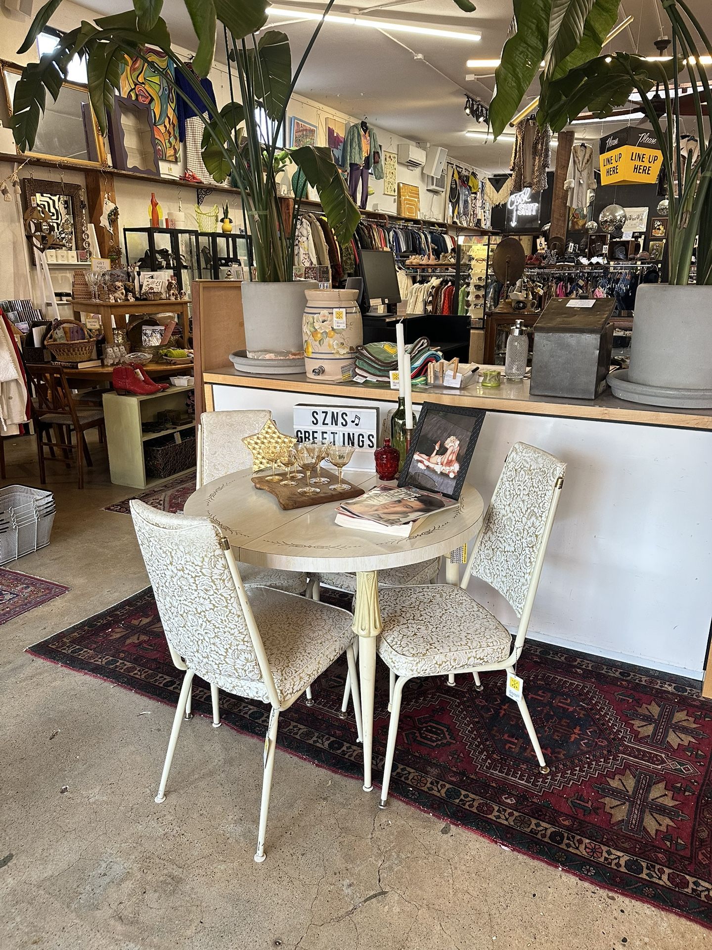 SET 5pc Vintage White Round Dining Table & 4 Gold White Chairs / 23TGKW