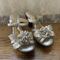 Born Women’s 7 M Silver Flower Buckle Strap Sandals Heels