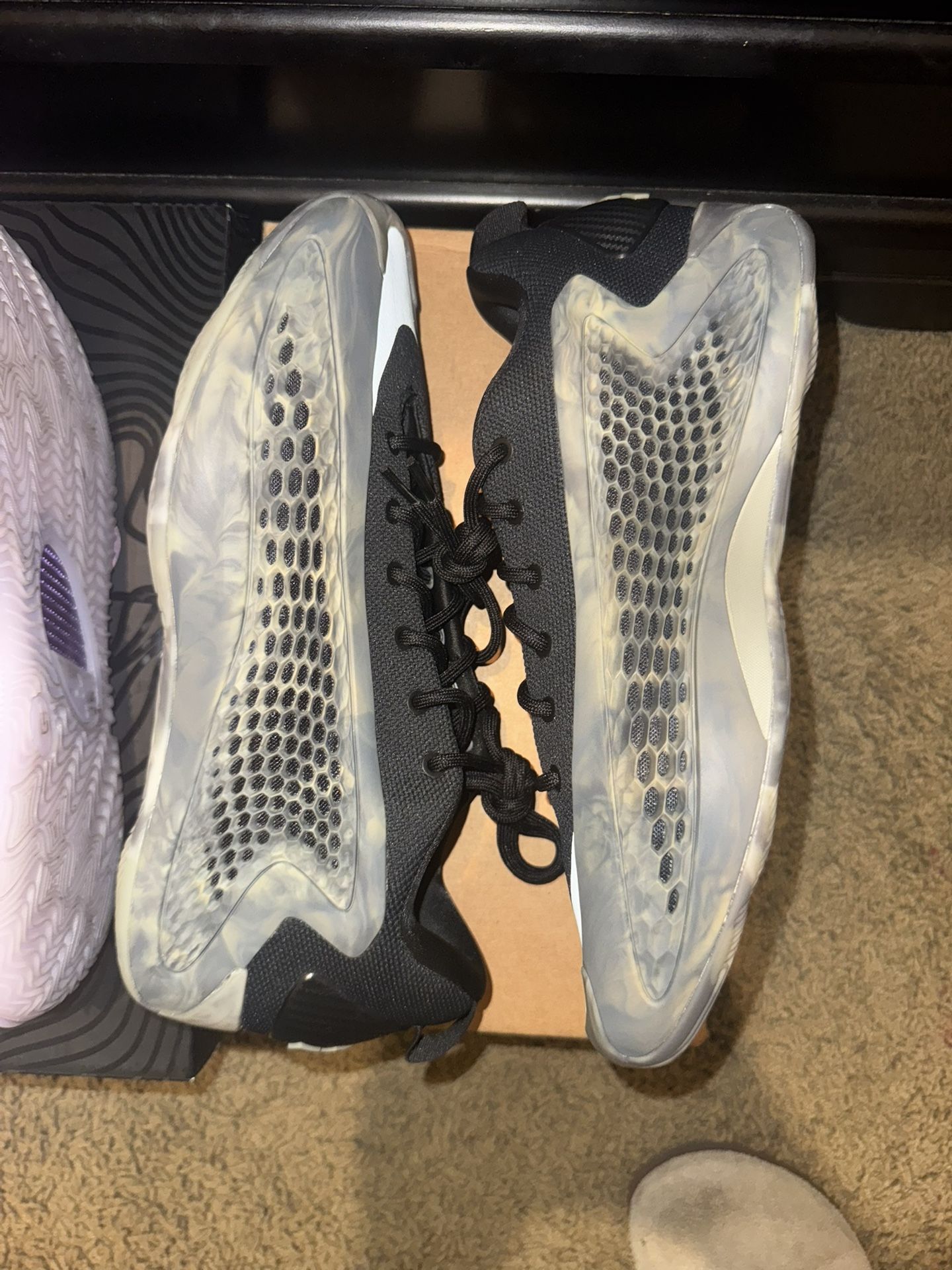 Basketball shoes