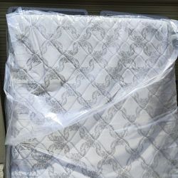 New King Size Mattress And Box Springs 