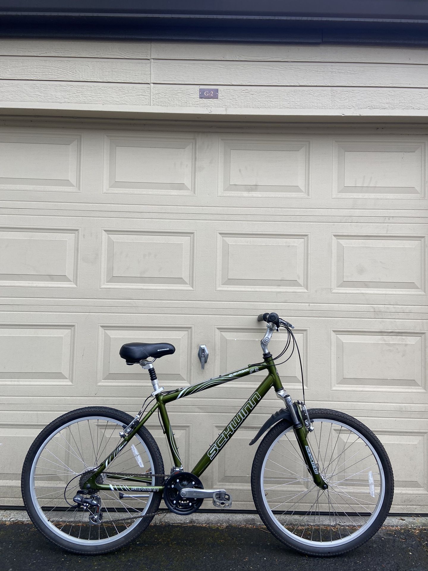 Schwinn Suburban Comfort Bike – 21-Speed Shimano, 26” Wheels Men’s Bicycle