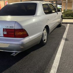 2000 Lexus LS 400