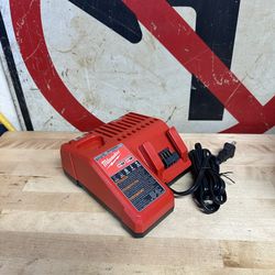 Milwaukee 18v/ 12v charger