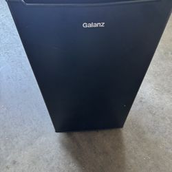 Galanz mini fridge 