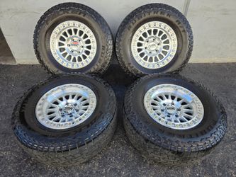 17" KMC w/ 33" Falken Rubitrek AT tires