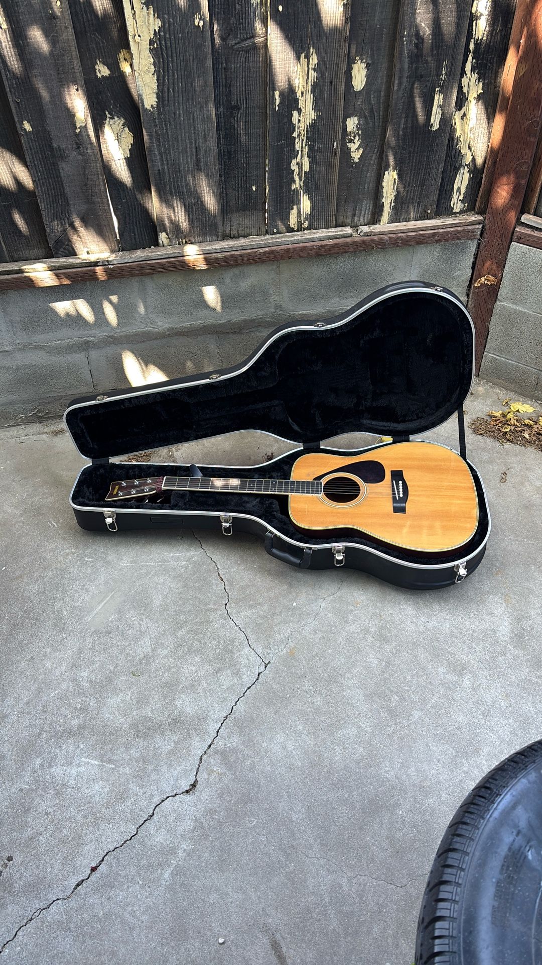 Yamaha FG-340 Acoustic Guitar with case + strings