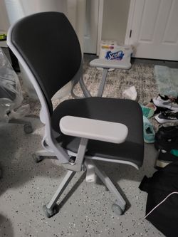 Global Desk Chair  like new
