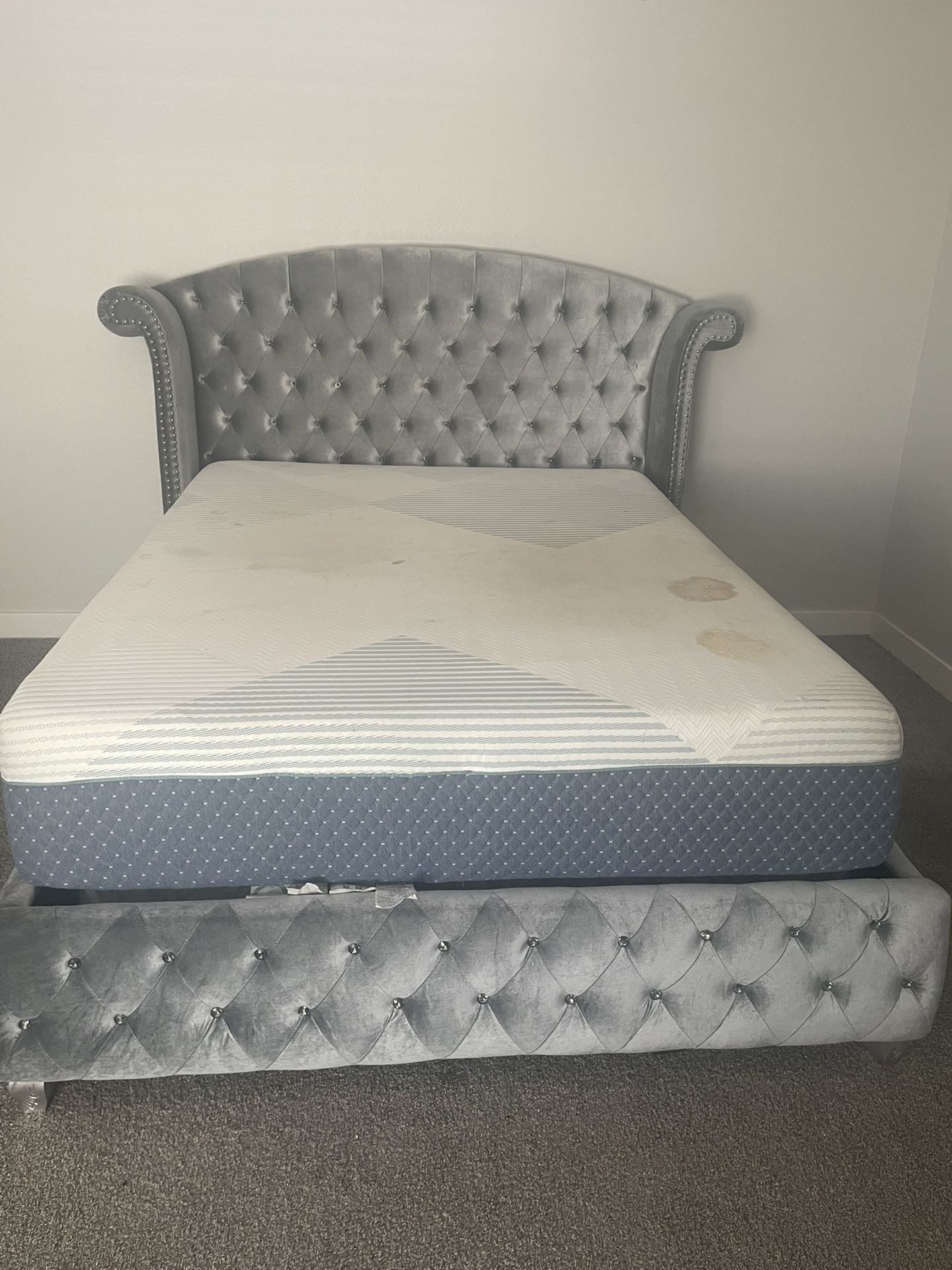 “Complete Queen Bed Set – Diamond Headboard & Mattress!”