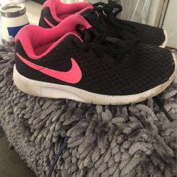 Girls Nike Tennis Shoes
