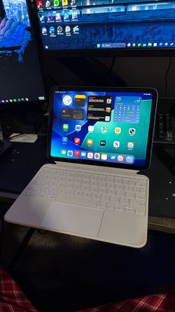 iPad (10th Genaration) 64GB w/ Magic Keyboard Folio