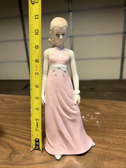 Figurine of young lady