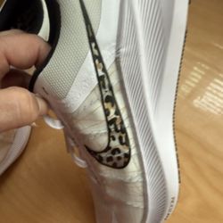 Nike shoes new cond 