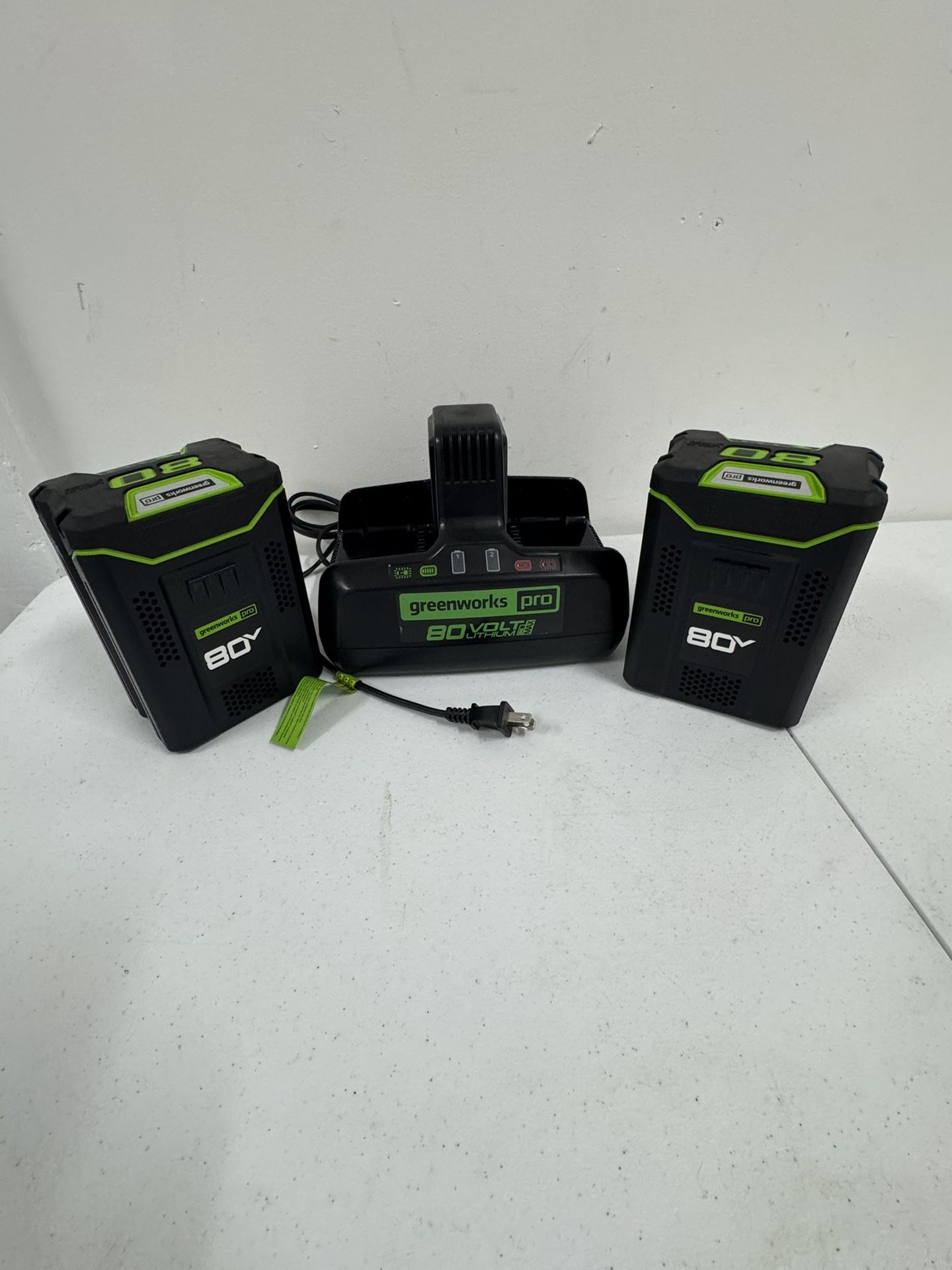 Greenworks PRO 80 VOLT Lithium Charger and 2.5 Ah Batteries