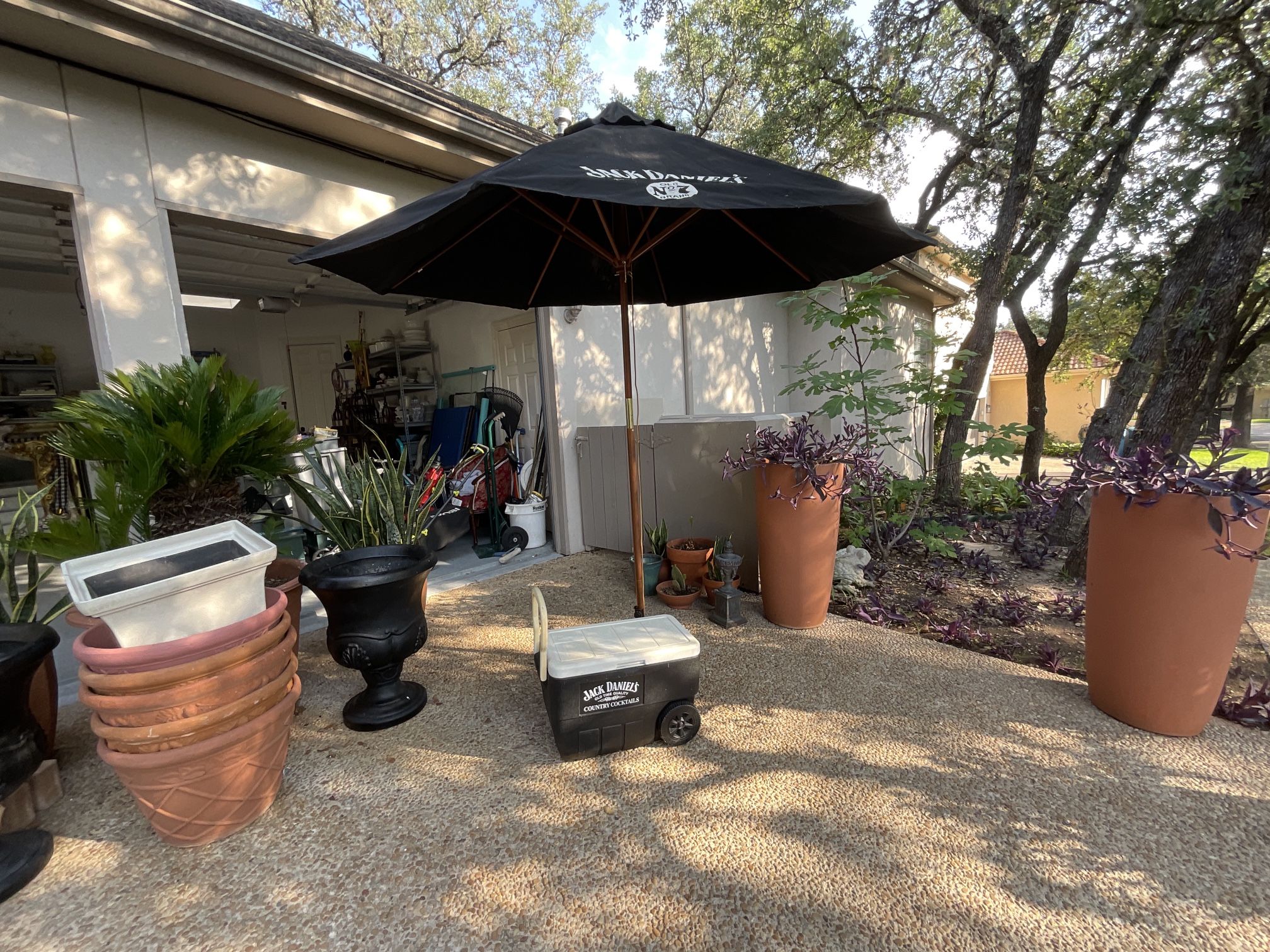 LARGE FABRIC AND WOOD UMBRELLA EXCELLENT QUALITY AND ICE COOLER COLLECTOR PIC UP DOMINION