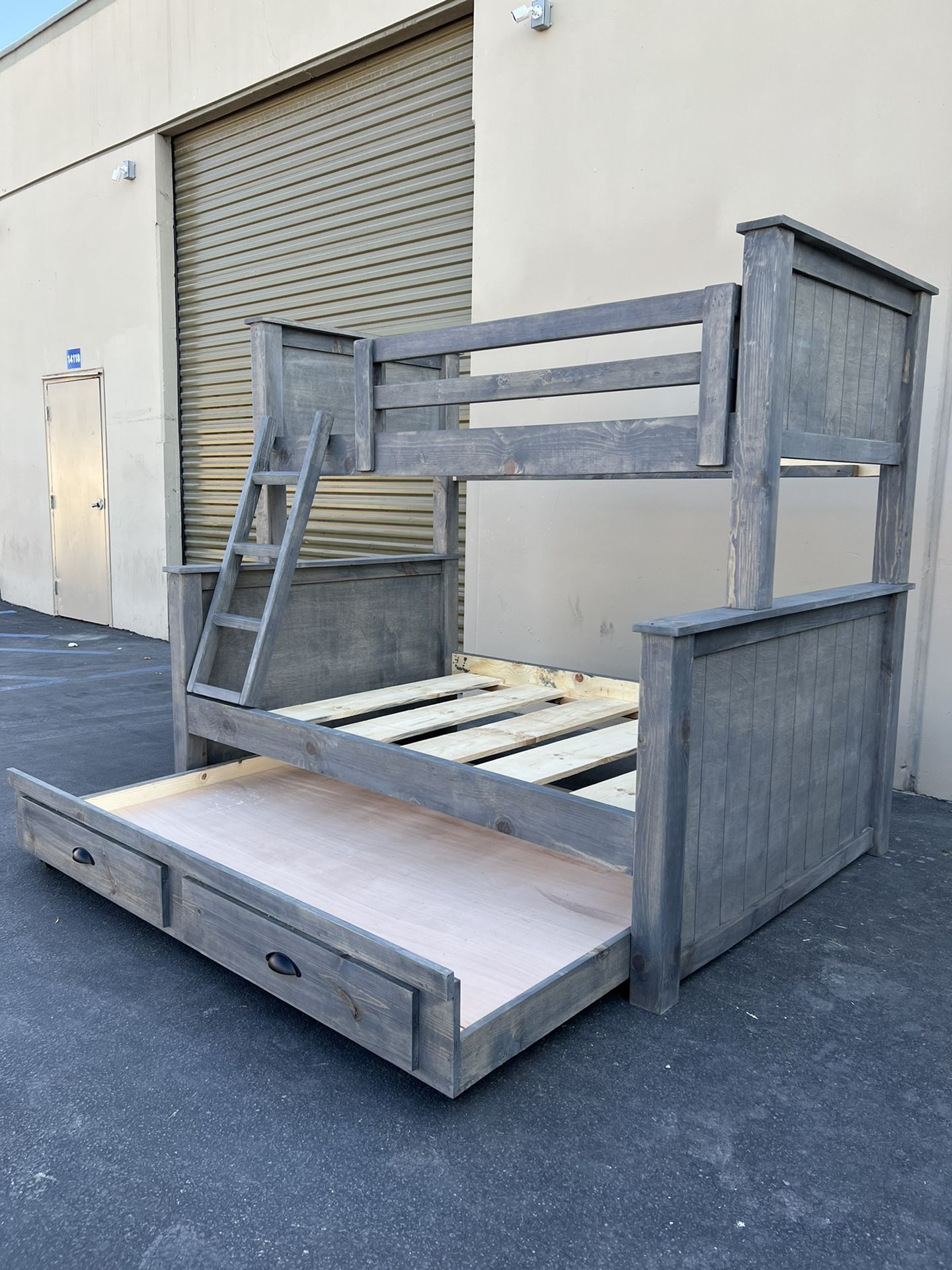 New Twin / Full Bunkbed With Twin Pullout Trundle Underneath