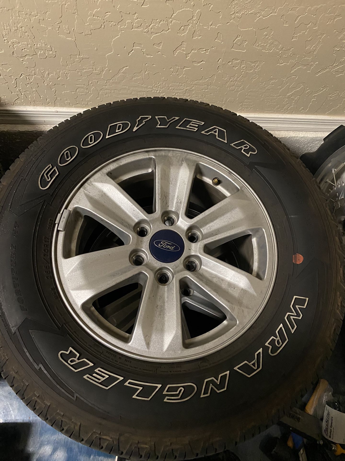 Ford F-150 Stock wheels and tires