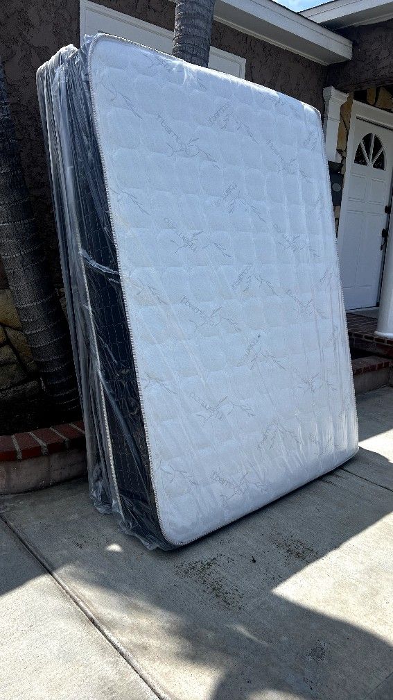 QUEEN BAMBOO MATTRESS WITH BOX SPRING
