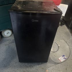 Midea Mini Fridge 