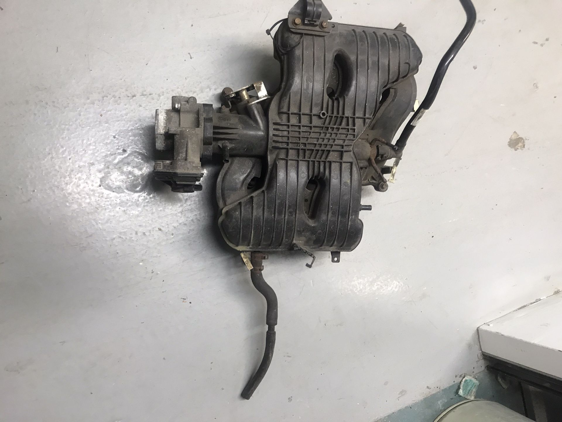 FORD F150 THROTTLE BODY WITH INTAKE MANIFOLD AND SENSORS