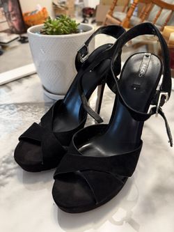 Elegant Black Hills Size 8