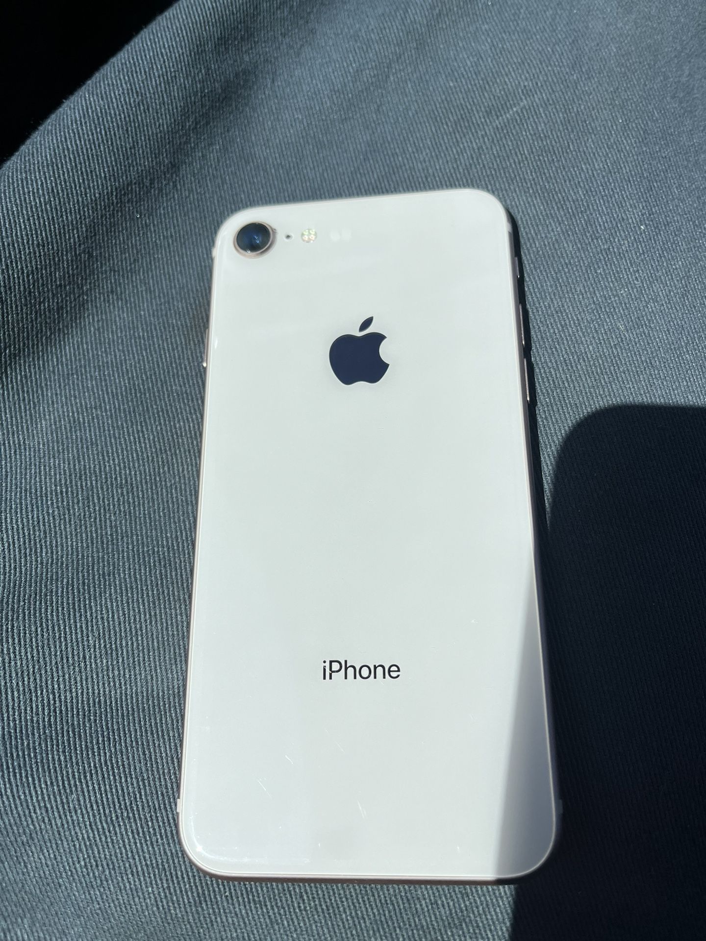 iPhone 8 64 G Perfect Condition Rose gold 125$